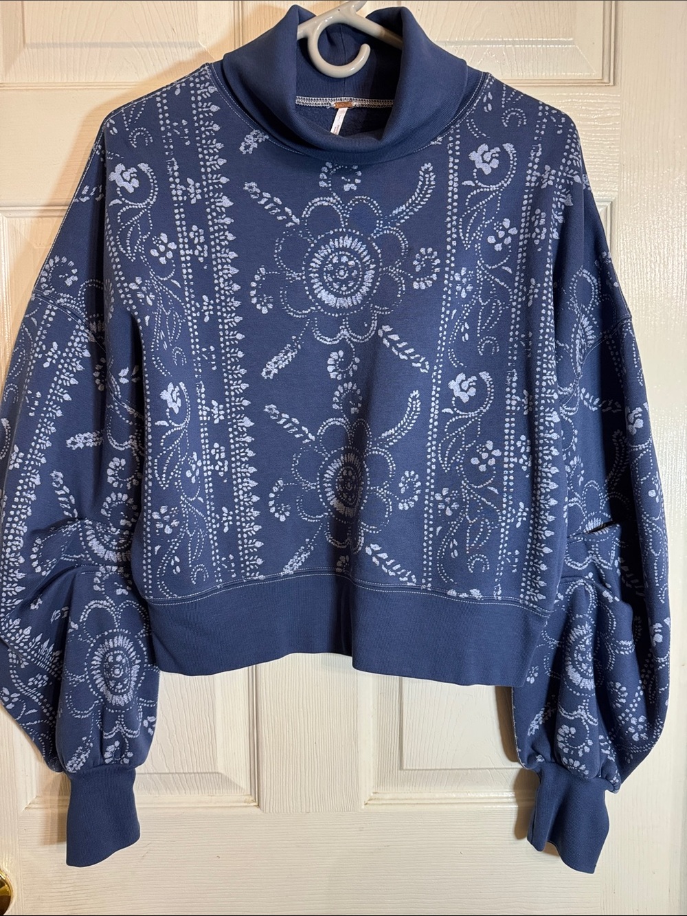 Free People Deep Blue Turtle Neck Cropped Sweatshirt Artsy Dolman Sleeves Sz S/P